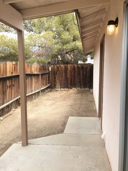 Building Photo - 408 W Felspar Ave