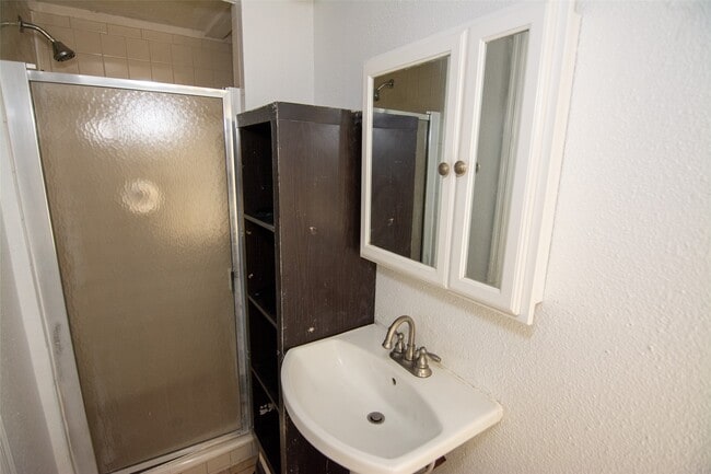 Building Photo - 2505 Deutser St