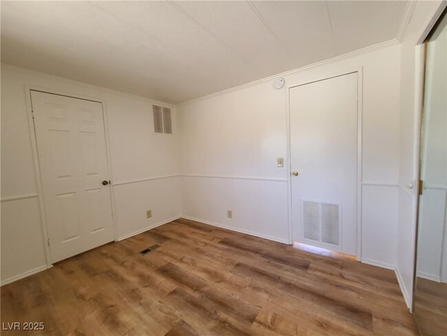 Building Photo - 981 W Shady Ln