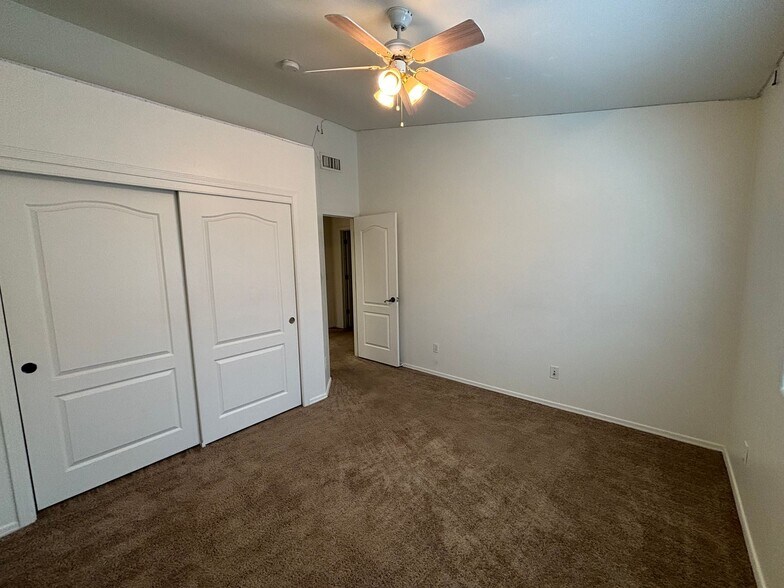 Building Photo - 10500 E Carolina Willow Ln