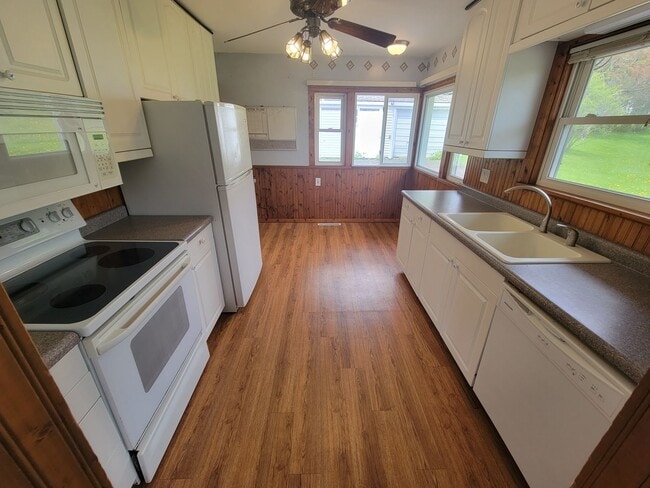 Building Photo - AVAILABLE JUNE - 5 Bed/2 Bath Home Close To Campus!