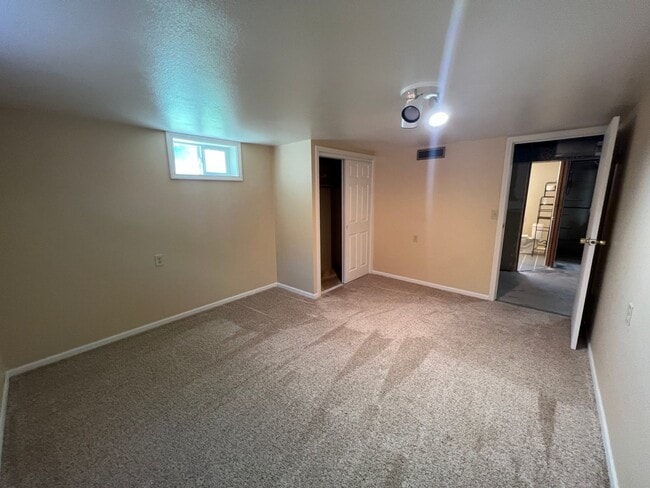 Building Photo - 5 bedroom 3 bathroom home for rent