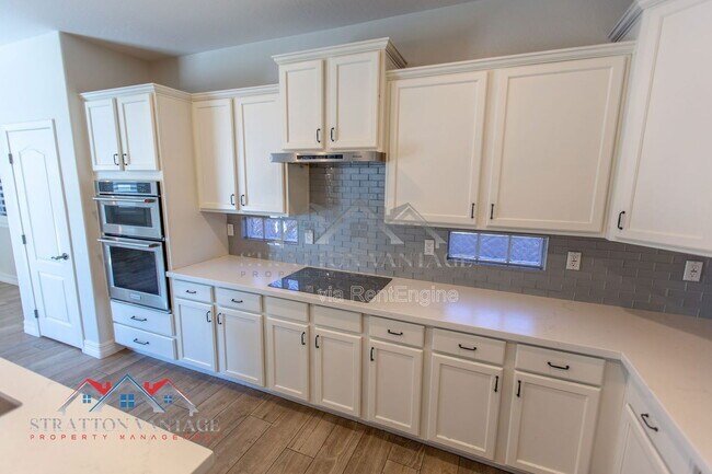 Building Photo - 661 E Julian Dr