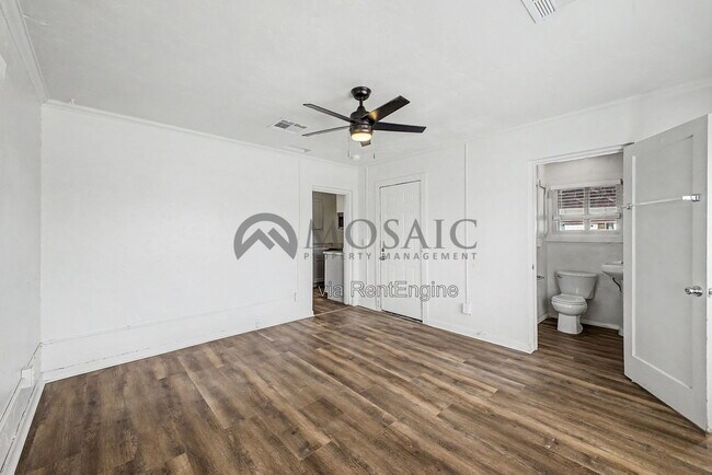 Building Photo - 2401 W Monroe St