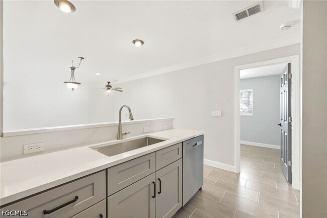 Building Photo - 4346 Santa Barbara Blvd