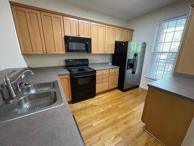 Building Photo - Wonderful location and features for this s...