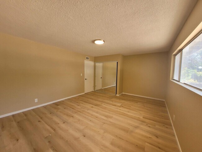 Building Photo - 414 N Alameda Ave