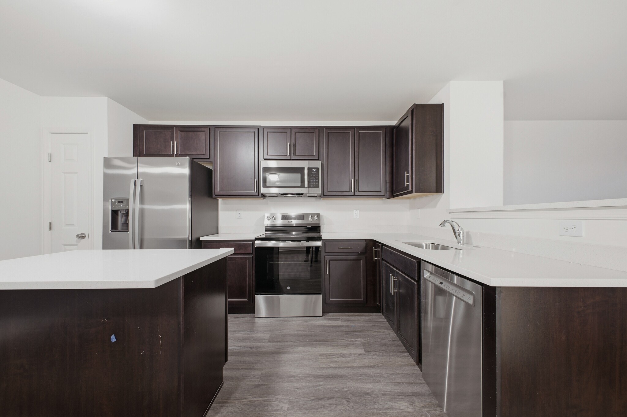 Building Photo - 1250 E 7th St