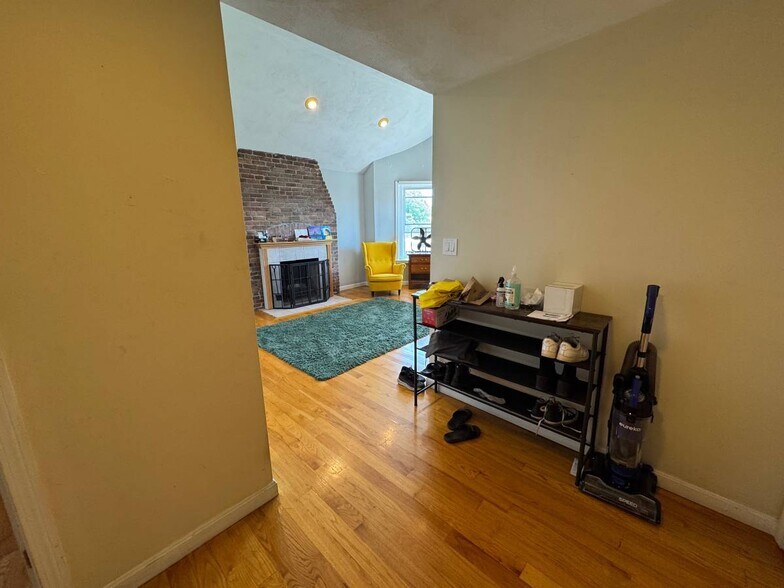 Entry Hallway - 154 Harvard St