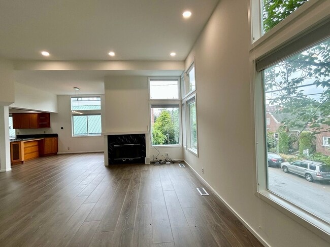 Building Photo - Capitol Hill Townhouse
