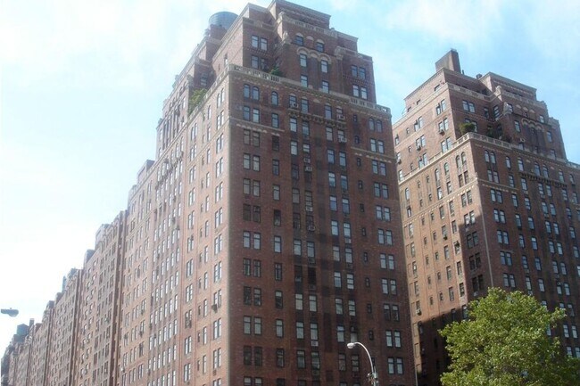 Building Photo - 410 W 24th St