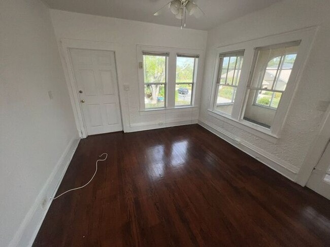 Building Photo - Two bedroom one bath second-floor apartment featuring a huge balcony!