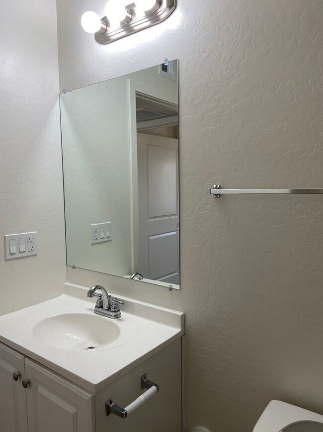 Building Photo - 2 bedroom 1 bath unit available