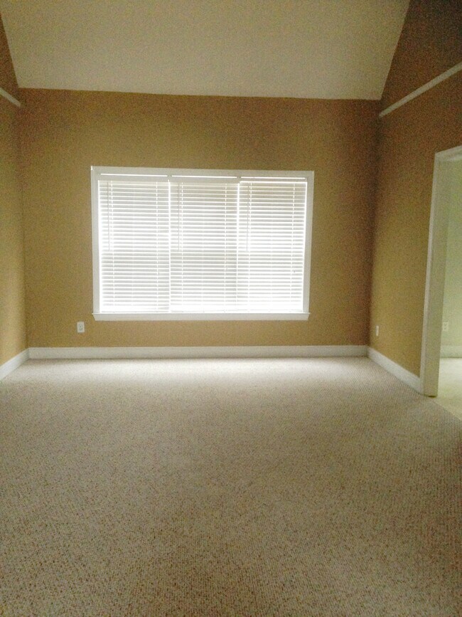 living rom - 100 Pine Shoals Trl