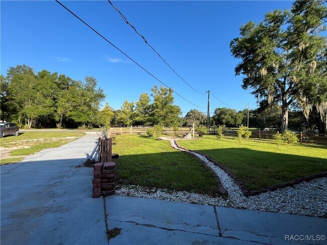 Building Photo - 1711 N Croft Ave