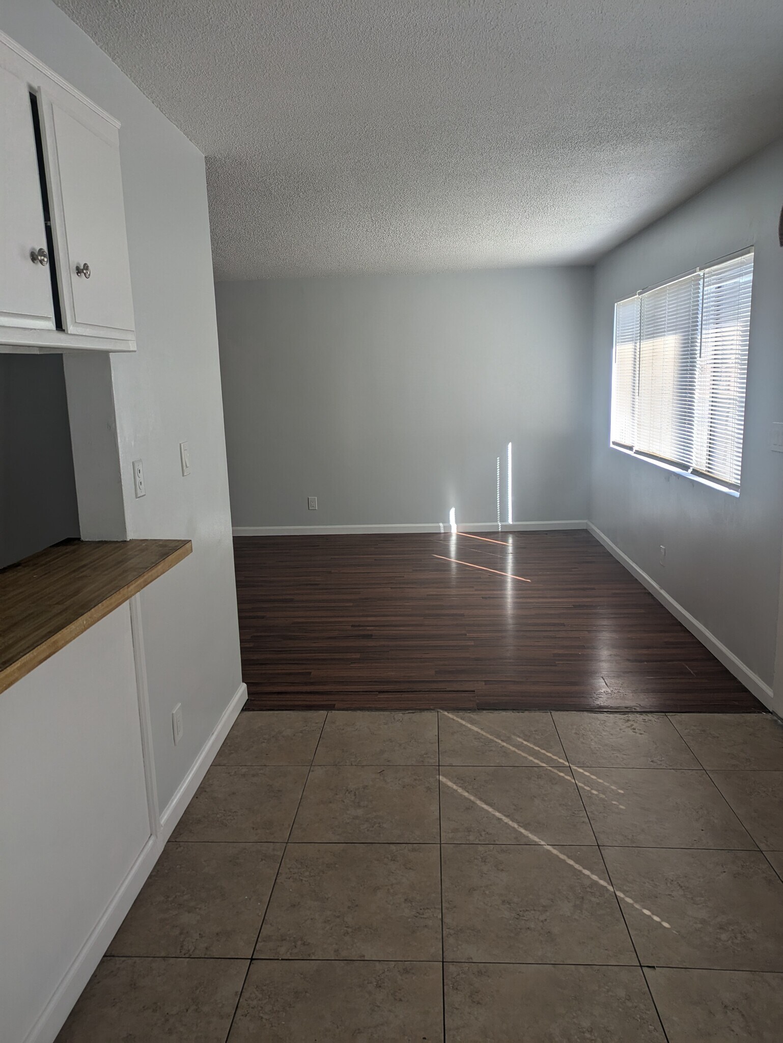 Building Photo - 14008 Los Angeles St