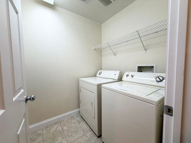 Building Photo - Lovely move-in ready Summerlin community with 3 bedrooms and 2.5 baths House