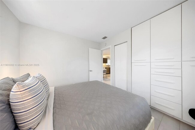 Building Photo - 707 NE 22nd Dr