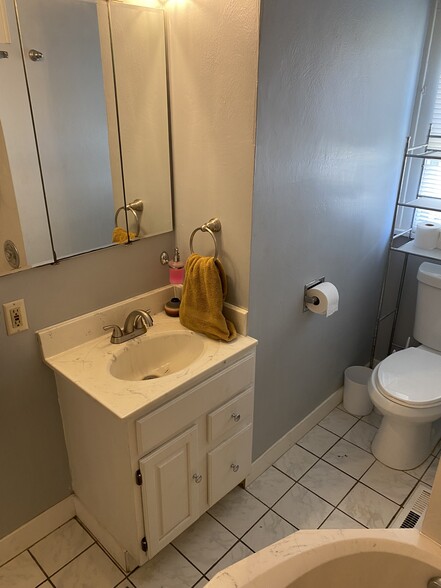 Building Photo - 2617 Maple Ave NE