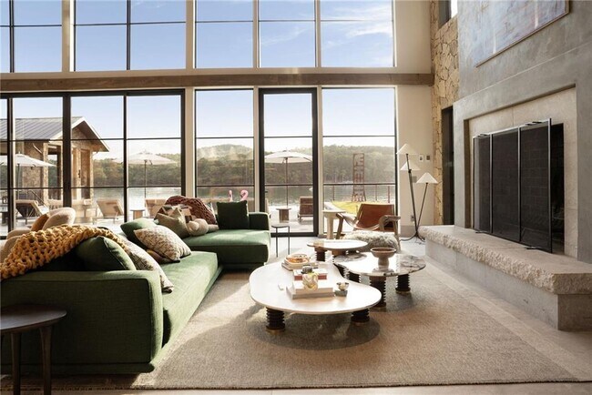 Building Photo - 725 Rocky Point Dr