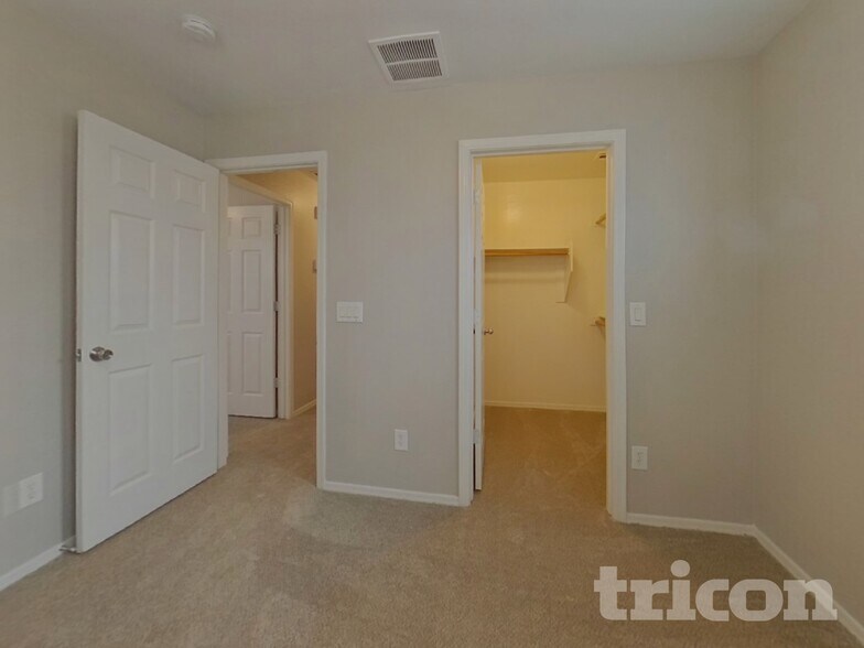 Building Photo - 35002 N Bandolier Dr