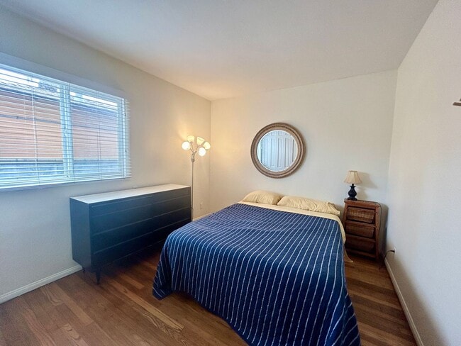 Building Photo - Spacious Beach House in South Oceanside