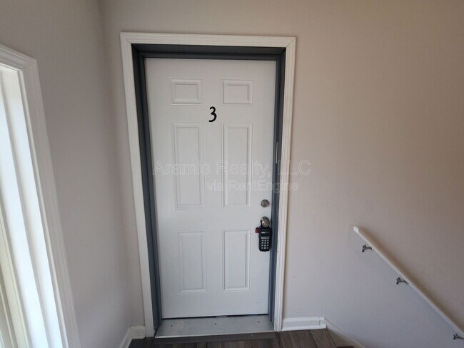 Building Photo - 1651 Line Cir