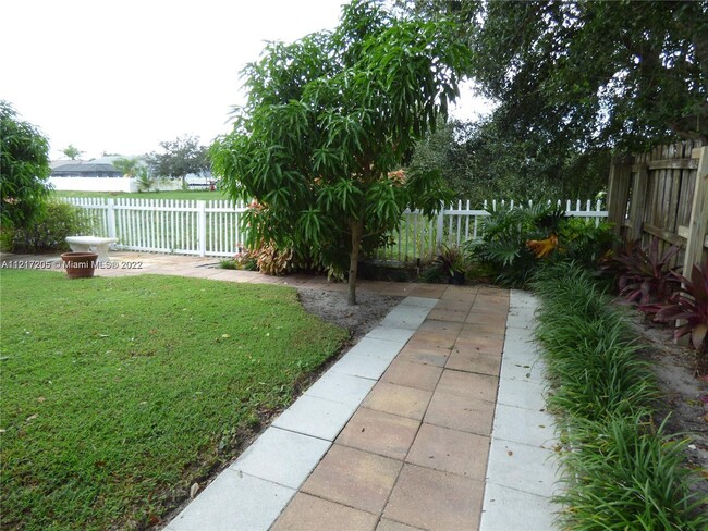 Building Photo - 2450 SW Dalpina Rd