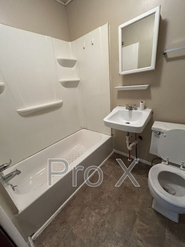 Building Photo - 302 E 7th St