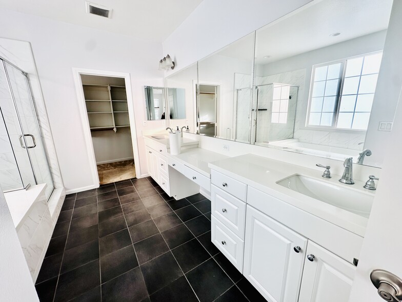 Building Photo - 15770 Myrtlewood Ave