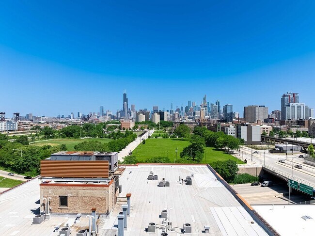 Building Photo - 2545 S Dearborn St