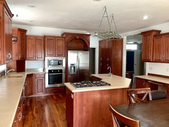 Building Photo - Large Home with Fully Fenced Yard