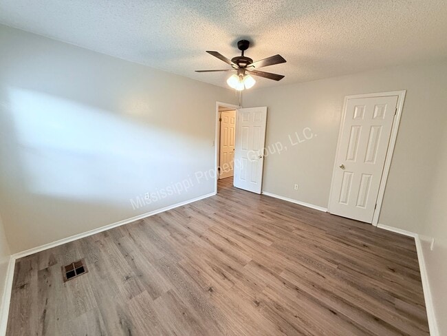 Building Photo - 1BR/1BA FOR RENT