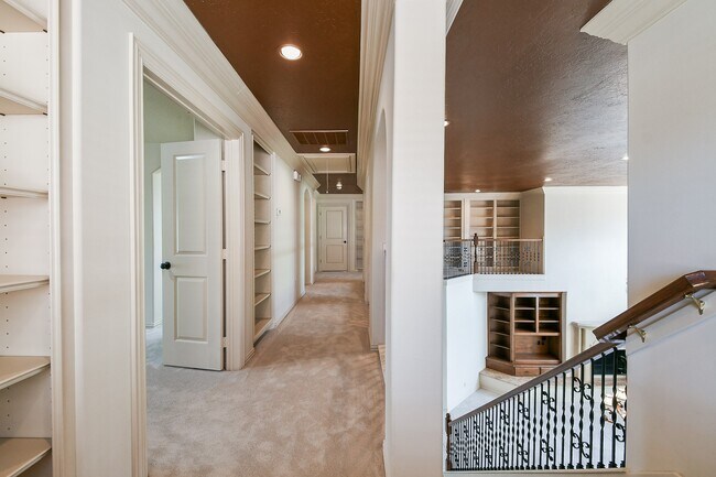 Building Photo - 2014 Flower Garden Ln