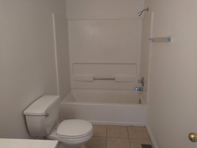 Building Photo - 3BR, 2.5BA, 2CG