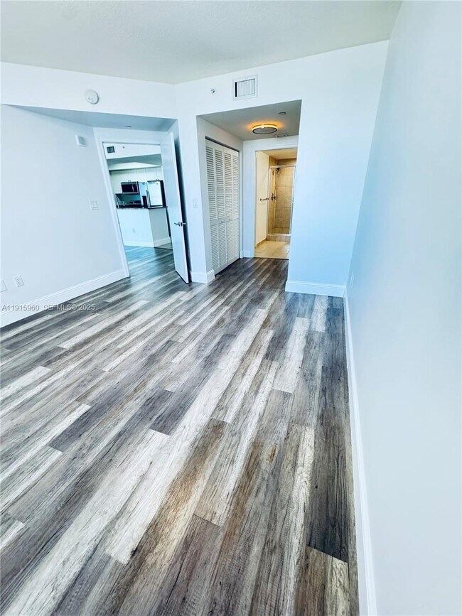 Building Photo - 19501 W Country Club Dr