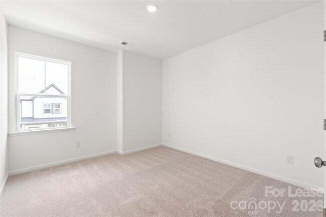 Building Photo - 204 Silver Fleet Dr