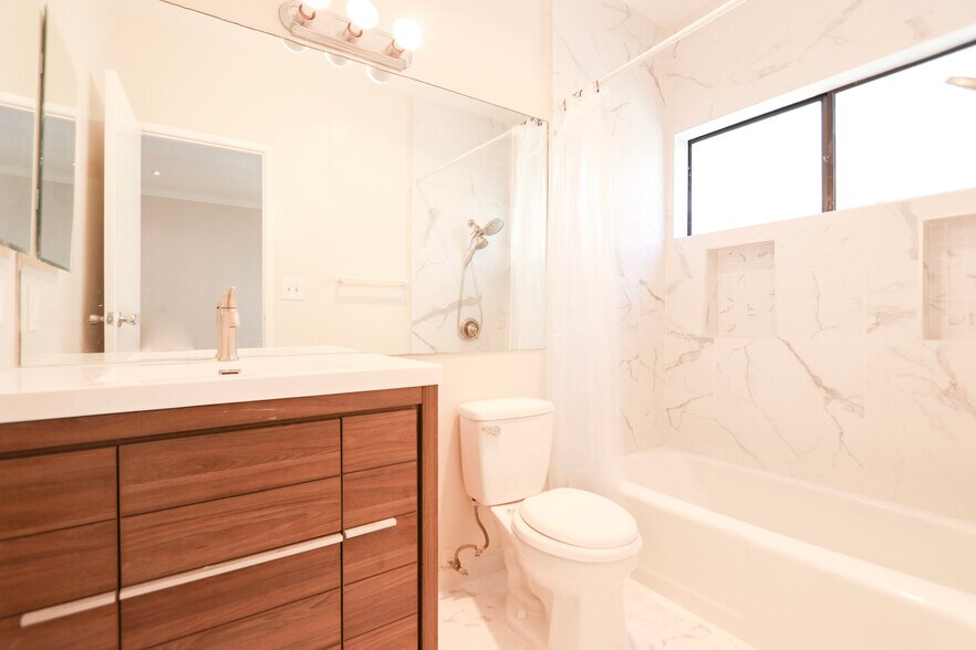 Building Photo - 1328 S Bundy Dr