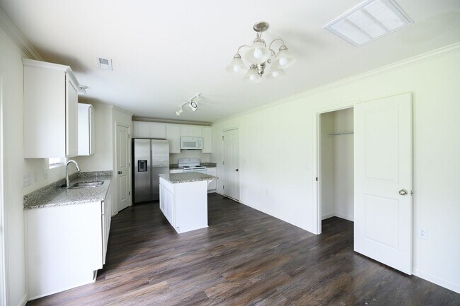 Building Photo - Like new construction 2 story home 4 bedro...