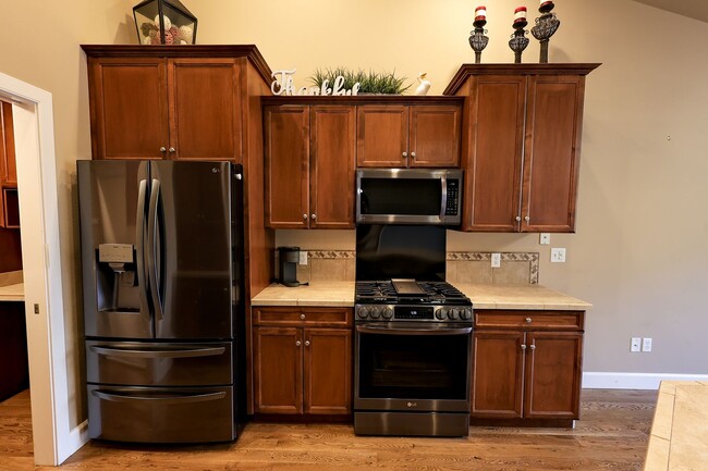 Building Photo - Townhouse located near Canyon Rim Parkway and tons of shopping