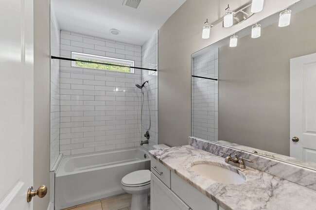 Building Photo - 4 Bedroom/ 2.5 Bath Home in East Nashville...