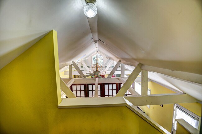 Building Photo - 89 Pine St