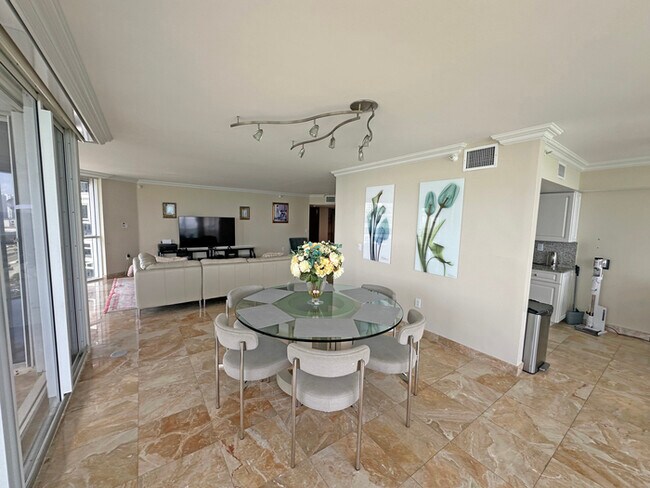 Building Photo - Stunning furnished 3-bedroom, 3-bathroom c...