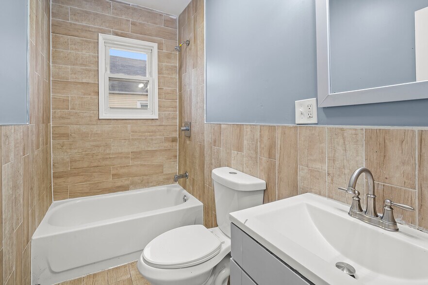 Building Photo - 275 Clinton Pl