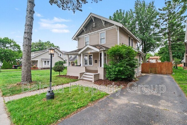 Building Photo - 127 Drace St