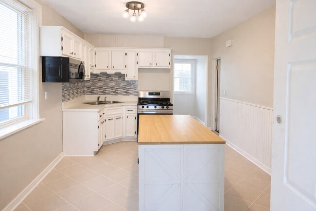 Building Photo - 4925 W Henderson St