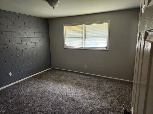 Building Photo - 306 Clifton Dr