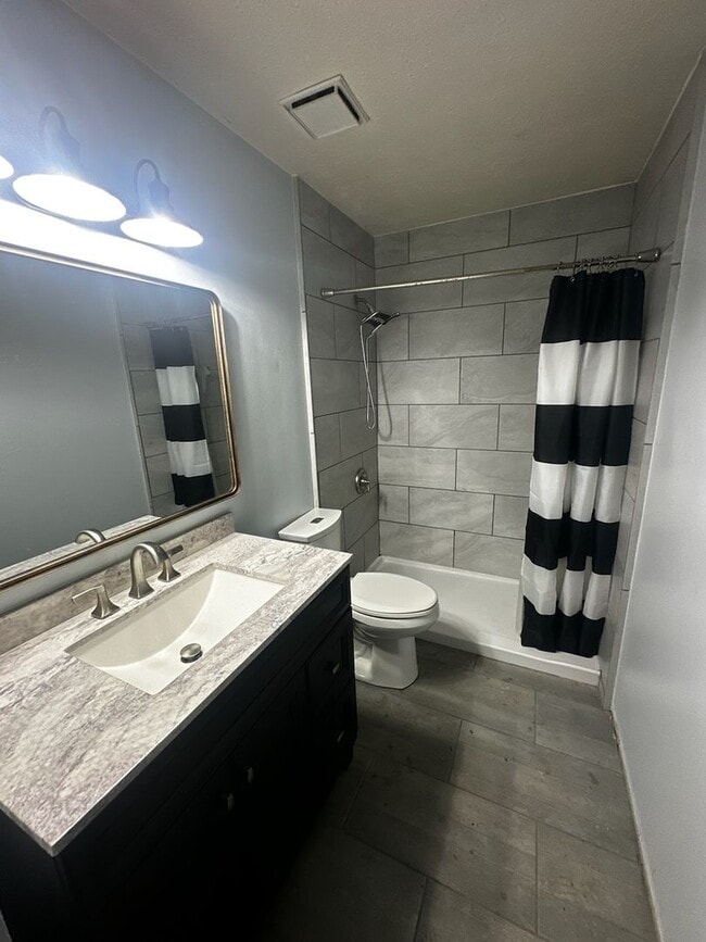 Building Photo - Cozy & Convenient 2 Bedroom, 1 Bath Duplex...