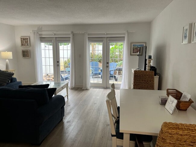 Building Photo - Furnished Beachside Townhome 2 bedroom/ 1.5 bath Dog Friendly Walk to beach