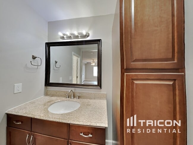 Building Photo - 5029 English Village Dr